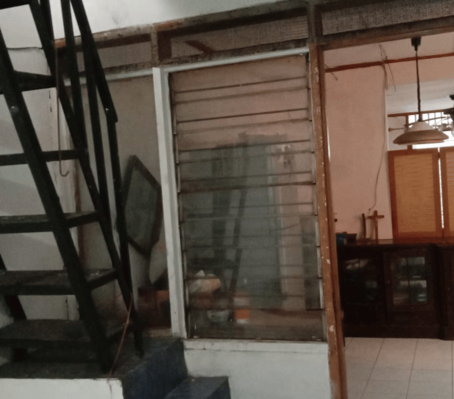 DiJual Rumah Pulo Asem Tangga ke Lantai 2